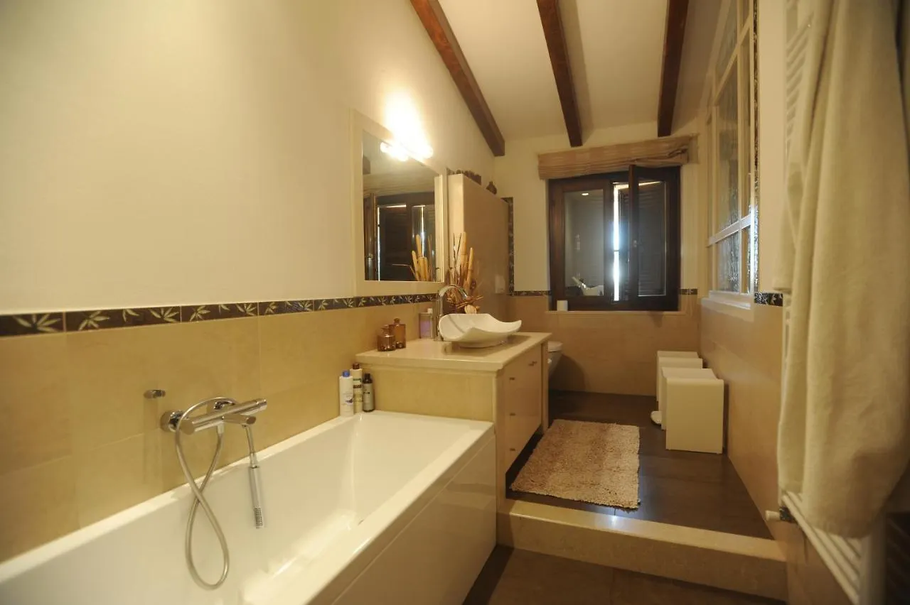 Апартаменты Casa Pergola 1 - Elegante Appartamento Per 6 Persone - Fronte Piscina, Parking Бардолино