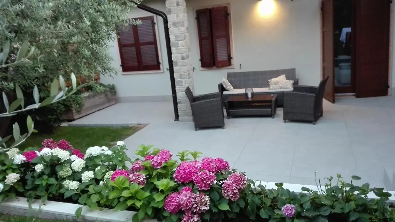 Casa Pergola 1 - Elegante Appartamento Per 6 Persone - Fronte Piscina, Parking Бардолино 0*,  Италия